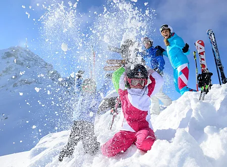 skifahrenfamilie024_regionstjohann_stefaneisend.jpg
